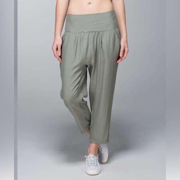 lululemon athletica Pants - Lululemon Post Power Crop
Earl Grey / Heathered Earl Grey 6